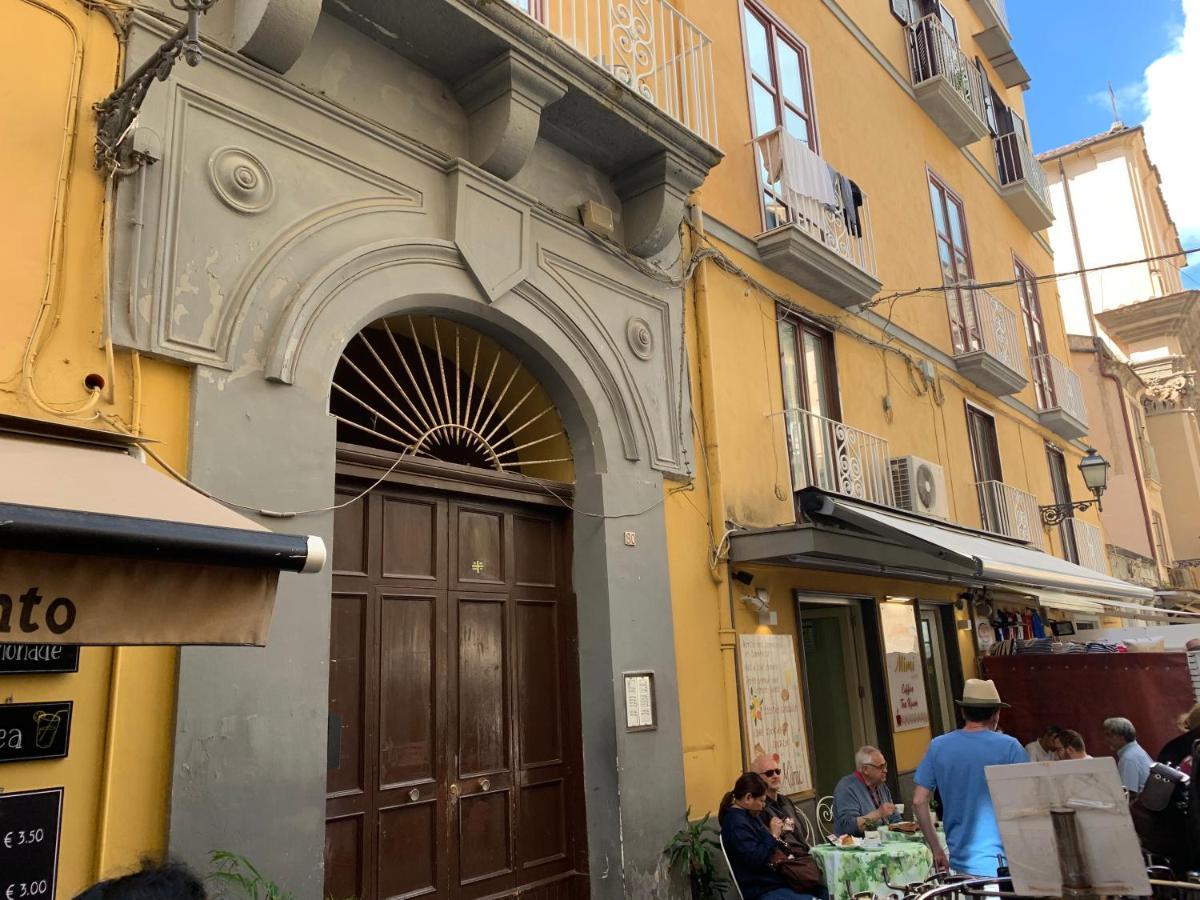 Appartamento Historic Center House Sorrento Esterno foto